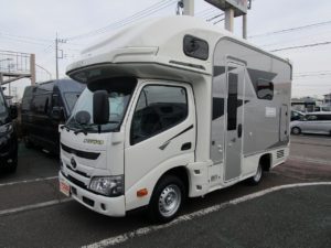 【新車・展示用車両】LEBEN（レーベン）R2B 二段ベッド〈家庭用エアコン・ＦＦヒーター他充実装備〉外装色シャンパンゴールド／内装色ショコラーデ