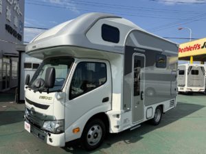 【新車・展示用】ＷＯＨＮ(ヴォーン)Ｒ２Ｂ/４ＷＤ(家庭用Ａ/Ｃ、FFヒーター、ソーラーパネル、ベンチレーター)装着済みＯＰ：電動ステップ、寒冷地仕様、背面バゲッジドア、　・外装色シャンパンゴールド/内装色シュタイン