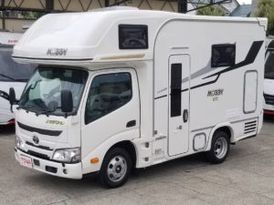 【新車・展示用】MOBBY（モビー）R2B　4WD【リア2段ベッド・家庭用エアコン・トリプルサブBT・EVOLITE充電システム・寒冷地仕様】